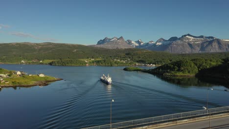 Puente-Sobre-Los-Remolinos-De-La-Vorágine-De-Saltstraumen,-Nordland,-Noruega.-Hermosa-Naturaleza-Paisaje-Natural-De-Noruega.