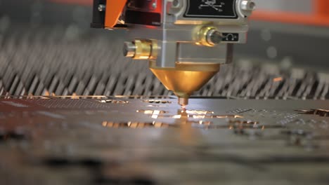 CNC-Laserschneiden-Von-Metall,-Moderne-Industrietechnologie.-Geringe-Schärfentiefe.-Warnung-–-Authentisches-Schießen-Unter-Schwierigen-Bedingungen.