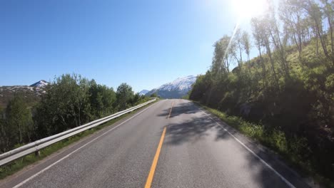 Fahrzeugperspektive-Autofahren-Auf-Einer-Straße-In-Norwegen