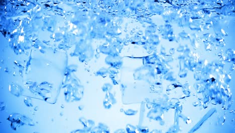 Eiswürfel-Fallen-Mit-Luftblasen-Ins-Wasser.