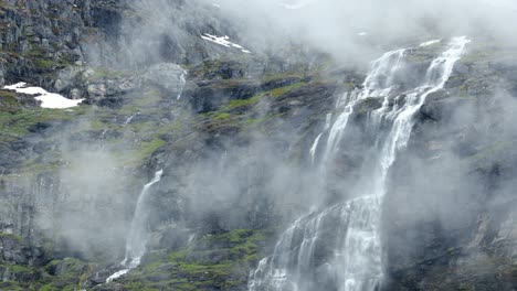 Hermosa-Naturaleza-De-Noruega.-Una-Cascada-De-Montaña-De-Un-Glaciar-En-Lo-Alto-De-Las-Montañas-De-Noruega.