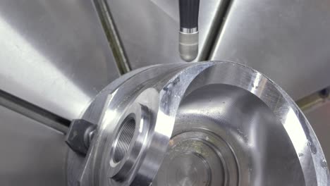 CNC-Fräsmaschine-Für-Die-Metallbearbeitung.-Schneiden-Von-Metall-Moderne-Verarbeitungstechnologie.
