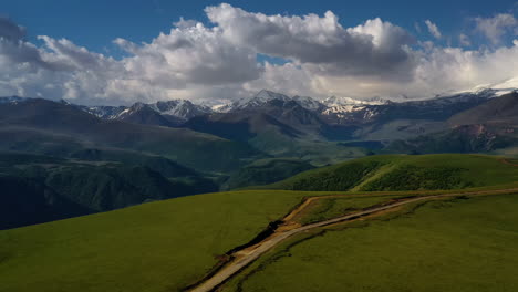 Región-Del-Elbrus.-Volando-Sobre-Una-Meseta-Montañosa.-Hermoso-Paisaje-De-La-Naturaleza.