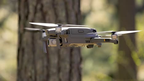 Helicóptero-Drone-Volando-Con-Cámara-Digital-En-El-Bosque