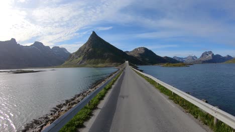Conduciendo-Un-Coche-Por-Una-Carretera-En-Noruega-Lofoten.-Puentes-Fredvang-Islas-Lofoten.