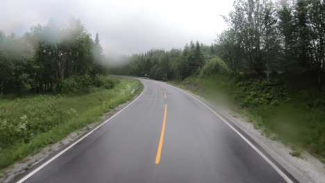Vista-Desde-El-Coche-Bajo-La-Lluvia-Conduciendo-Por-Carreteras-Mojadas.-Conducir-Un-Coche-En-Una-Carretera-En-Noruega