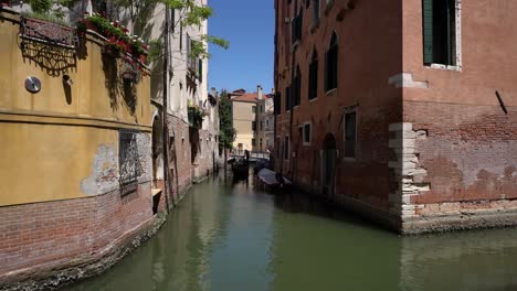 Italia,-Los-Canales-De-Venecia-En-Un-Día-Soleado.-Los-Gondoleros-Llevan-A-Los-Turistas-A-Través-De-Los-Canales-De-La-Ciudad.