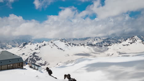 Zeitraffer-Bergwolken-über-Wunderschönen-Schneebedeckten-Gipfeln-Von-Bergen-Und-Gletschern.