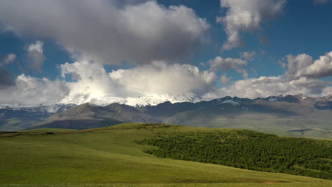 Región-Del-Elbrus.-Volando-Sobre-Una-Meseta-Montañosa.-Hermoso-Paisaje-De-La-Naturaleza.-El-Monte-Elbrus-Es-Visible-Al-Fondo.