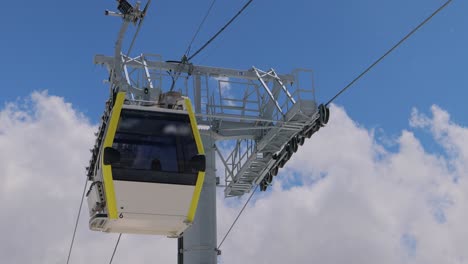 Cable-car-over-ski-valley