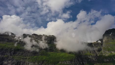 Gebirgswolken-Draufsichtlandschaft.-Schöne-Natur-Norwegen-Naturlandschaft
