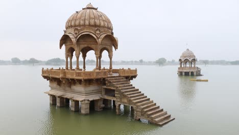 Lago-Gadsisar-Jaisalmer.-Jaisalmer,-Apodada-La-Ciudad-Dorada,-Es-Una-Ciudad-Del-Estado-Indio-De-Rajasthan.