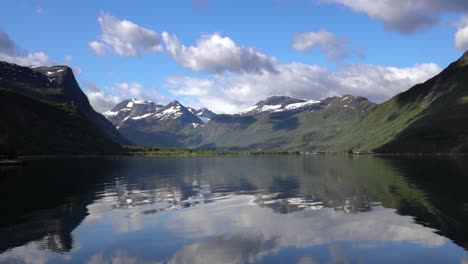 Hermosa-Naturaleza-Paisaje-Natural-De-Noruega.