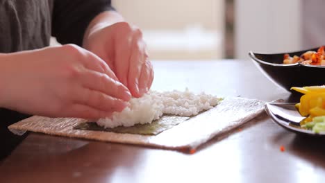 Sushi-In-Der-Heimischen-Küche-Zubereiten.-Frauenhände-Rollen-Hausgemachtes-Sushi.