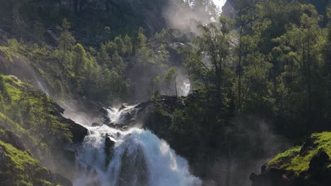 Cascada-De-Latefossen-Odda-Noruega.-Latefoss-Es-Una-Poderosa-Cascada-Gemela.