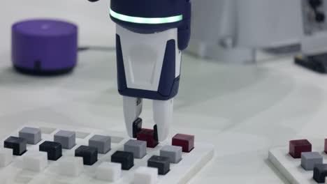 Cobot,-O-Robot-Colaborativo,-Es-Un-Robot-Destinado-A-La-Interacción-Directa-Entre-Humanos-Y-Robots-Dentro-De-Un-Espacio-Compartido,-O-Donde-Los-Humanos-Y-Los-Robots-Están-Muy-Cerca.