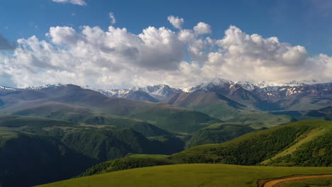 Región-Del-Elbrus.-Volando-Sobre-Una-Meseta-Montañosa.-Hermoso-Paisaje-De-La-Naturaleza.