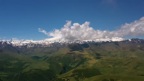 Elbrusregion.-Flug-über-Ein-Hochlandplateau.-Wunderschöne-Landschaft-Der-Natur.-Im-Hintergrund-Ist-Der-Elbrus-Zu-Sehen.