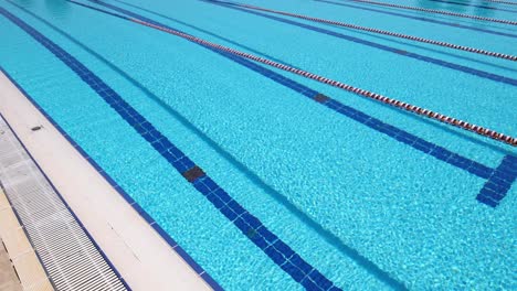 Hintergrund-Des-Olympischen-Schwimmbades-An-Einem-Strahlend-Sonnigen-Tag