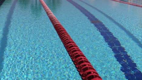 Hintergrund-Des-Olympischen-Schwimmbades-An-Einem-Strahlend-Sonnigen-Tag