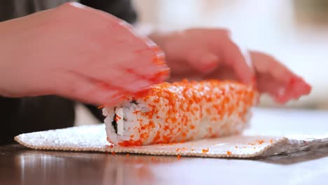 Hacer-Sushi-En-La-Cocina-De-Casa.-Manos-De-Mujer-Rodando-Sushi-Casero.