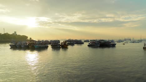 Boats-on-Mumbai-water-at-dawn.-Colaba-region-of-Mumbai,-Maharashtra,-India.