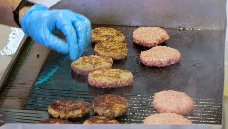 Fleisch-Rindfleisch-Patty-Wird-In-Einer-Heißen-Bratpfanne-Gegart.-Streetfood,-Koch-Dreht-Burger-Mit-Einem-Spatel-Um.