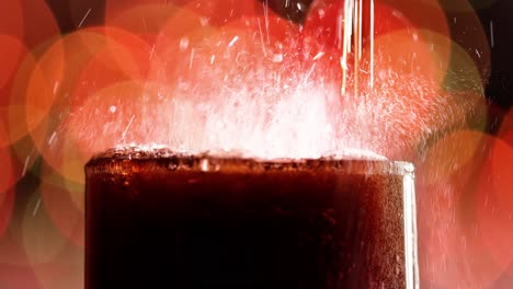 Glas-Cola.-Eiscola-Mit-Spritzblasen-In-Zeitlupe-Auf-Verschwommenem-Licht,-Verschwommenem-Hintergrund.