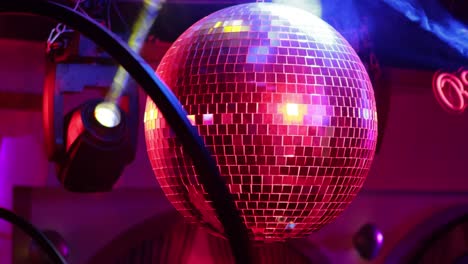 Party-Disco-Kugel-Lichtreflexionshintergrund-In-Einem-Nachtclub.