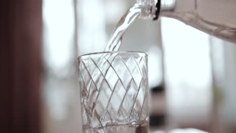 Sauberes-Trinkwasser-In-Ein-Glas-Gegossen.