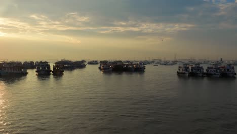 Boats-on-Mumbai-water-at-dawn.-Colaba-region-of-Mumbai,-Maharashtra,-India.