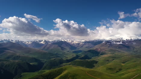 Elbrusregion.-Flug-über-Ein-Hochlandplateau.-Wunderschöne-Landschaft-Der-Natur.-Im-Hintergrund-Ist-Der-Elbrus-Zu-Sehen.