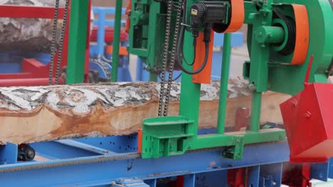 Work-of-the-sawmill-in-close-up.-Process-of-machining-logs-in-equipment-sawmill-machine-saw-saws-the-tree-trunk-on-the-plank-boards.