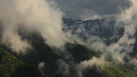 Gebirgswolken-Draufsichtlandschaft.-Schöne-Natur,-Natürliche-Landschaft