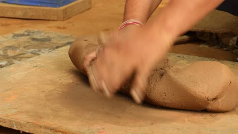 Töpfer-Stellt-Bei-Der-Arbeit-Keramikgeschirr-Her.-Indien,-Rajasthan.