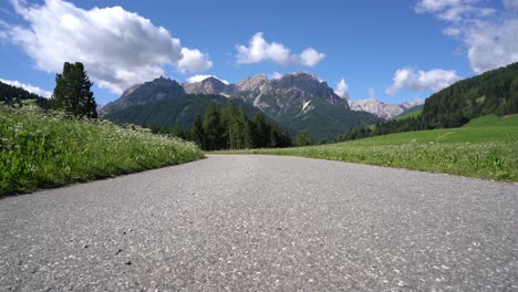 Las-Mujeres-En-Bicicleta-Ecológica-Eléctrica-Ciclismo-Alpes-Dolomitas-Italia