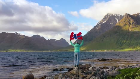 Frau-Mit-Einer-Wehenden-Norwegischen-Flagge-Auf-Dem-Hintergrund-Der-Natur