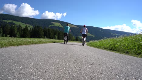 Paar-Frau-Und-Mann-Auf-Elektro-Öko-Fahrrad-Radfahren-Italien-Dolomiten-Alpen