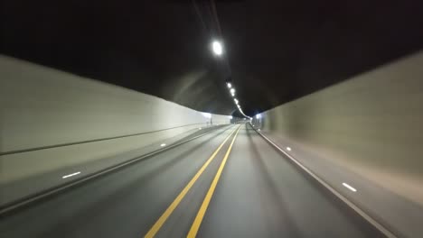 Autofahrten-Durch-Den-Tunnel-Aus-Sicht-Des-Fahrens-In-Norwegen.