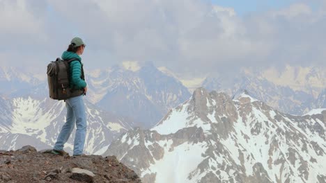 Mujer-Excursionista-De-Pie-Logrando-La-Cima.-Vista-A-Las-Montañas-Nevadas.