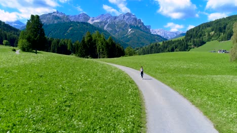 Frau-Joggt-Im-Freien.-Italien-Dolomiten-Alpen