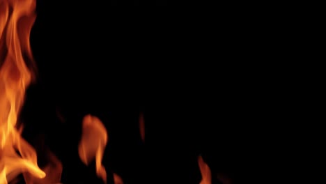 Feuerflammen-Auf-Schwarzem-Hintergrund-In-Zeitlupe