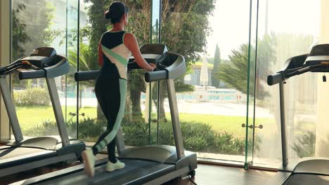 Woman-running-on-treadmill-in-gym.-Ealthy-lifestyle.