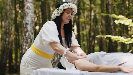 Terapeuta-Doctora-Haciendo-Mujer-Relajante-Spa-Masaje-Facial-Con-Las-Manos-Al-Aire-Libre-En-El-Bosque