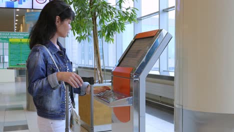Check-in-Für-Weibliche-Reisende-Am-Selbsthilfeschalter-Im-Flughafen