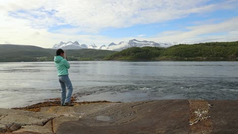 Mujer-Pescando-Con-Caña-De-Pescar-Girando-En-Noruega.