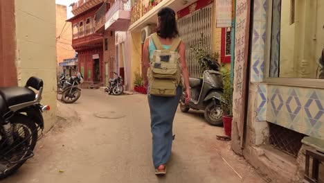 Touristin-Spaziert-Durch-Die-Straßen-Einer-Indischen-Stadt.-Rajasthan,-Indisches-Jodhpur,-Auch-Blaue-Stadt