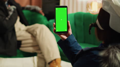 La-Persona-Usa-Un-Teléfono-Inteligente-Con-Pantalla-Verde.