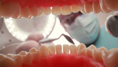 Paciente-En-Una-Cita-Con-El-Dentista-En-Una-Clínica-Dental.-Vista-Desde-El-Interior-De-La-Mandíbula-Dental.