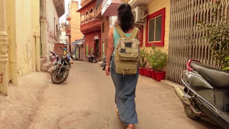 Touristin-Spaziert-Durch-Die-Straßen-Einer-Indischen-Stadt.-Rajasthan,-Indisches-Jodhpur,-Auch-Blaue-Stadt